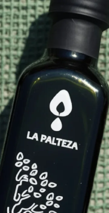 Botella LA PALTEZA sobre fondo natural